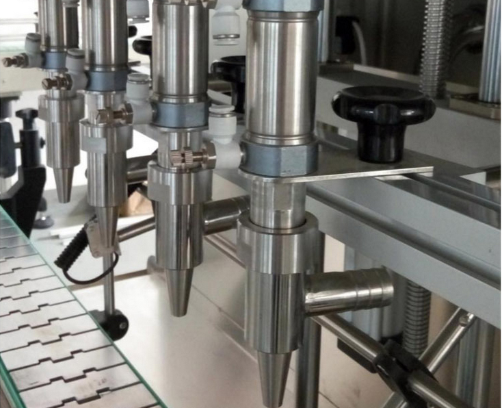 食用油灌裝生產(chǎn)線細(xì)節(jié)圖